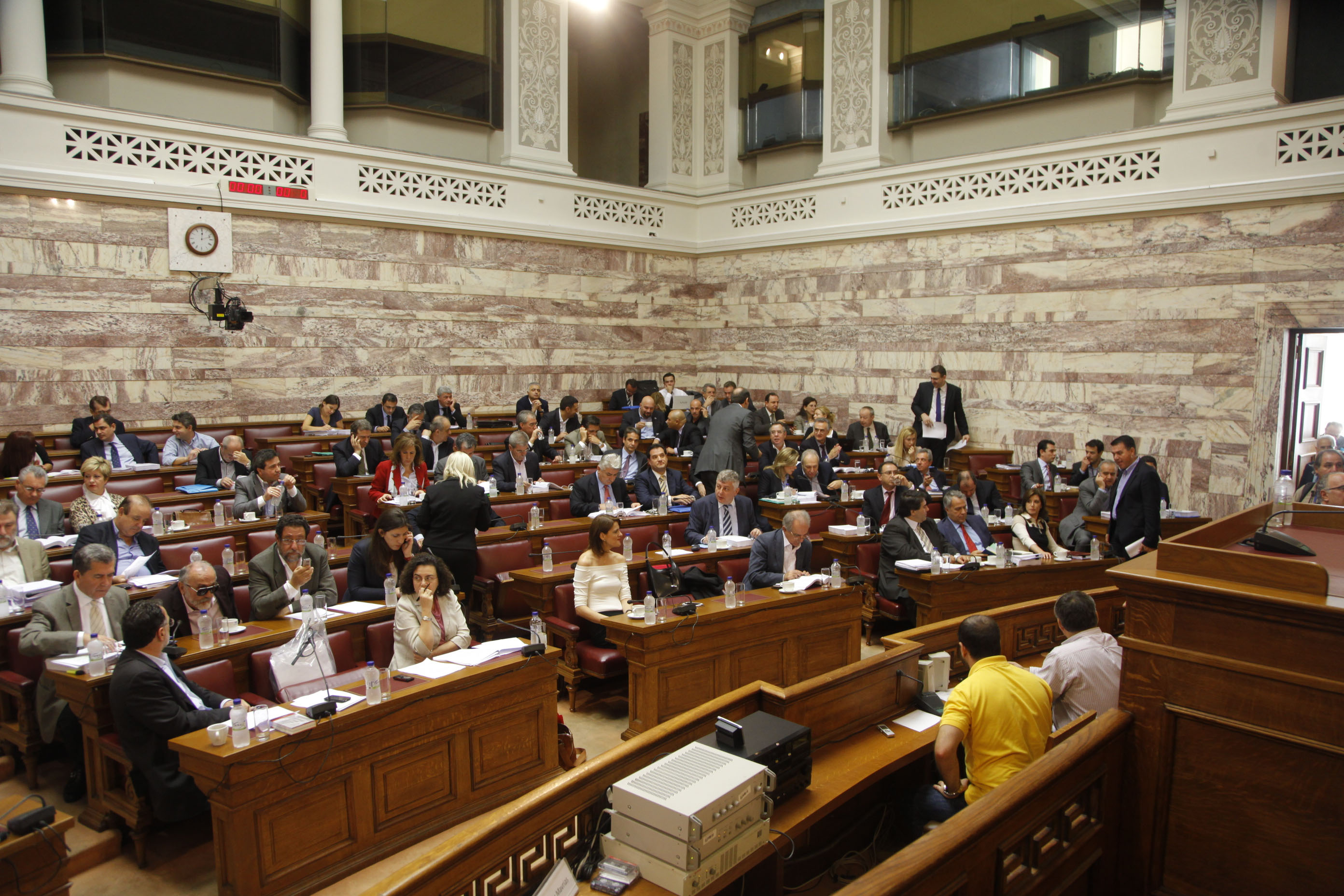 Βουλή: Ενταση στη συζήτηση του πολυνομοσχεδίου στην αρμόδια Επιτροπή