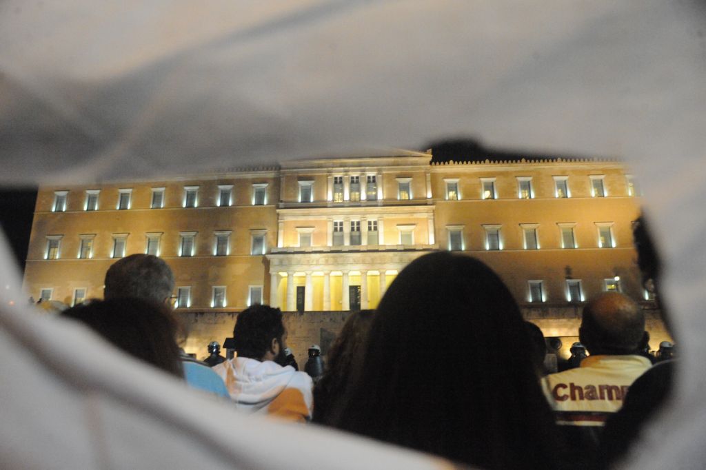 ΕΛΣΤΑΤ: Ενας στους δύο Ελληνες δεν εμπιστεύεται το πολιτικό σύστημα