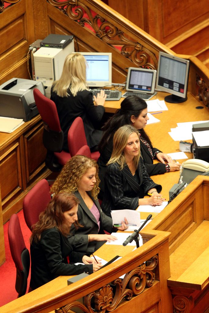 Δεν εξαιρούνται οι υπάλληλοι της Βουλής από τον έλεγχο διορισμού τους
