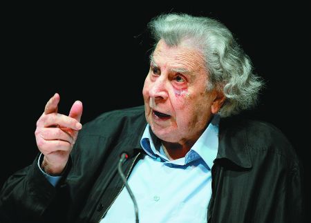 Μίκης Θεοδωράκης: Να ξεφύγουμε από τα δόντια της τρόικας για πάντα