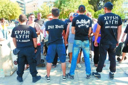 Εμφάνιση μελών της Χρυσής Αυγής σε εκδήλωση της ΚΝΕ