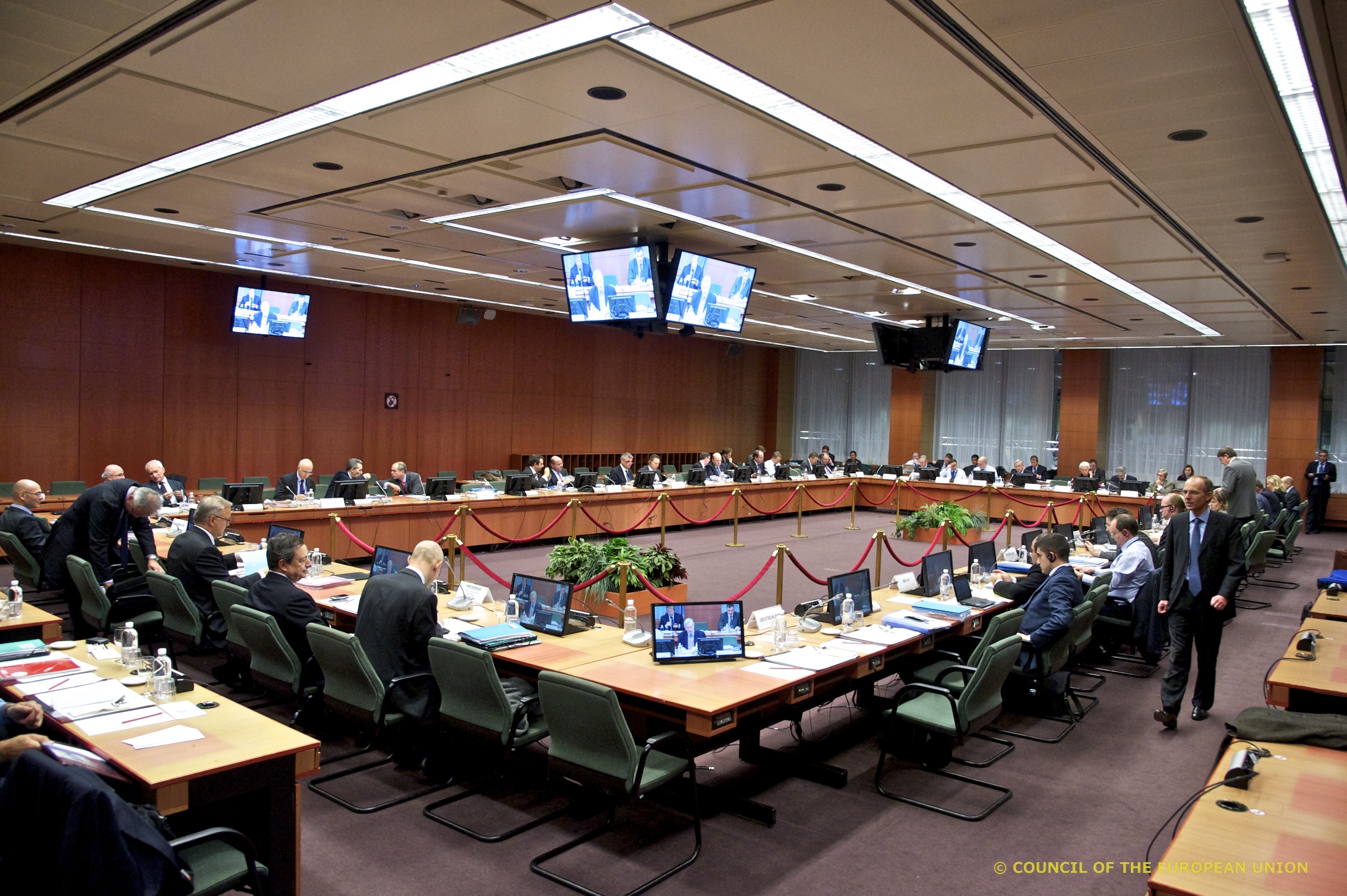 Eurogroup: Βάσιμες ελπίδες για δόση 44 δισ. και «λάιτ» μείωση χρέους