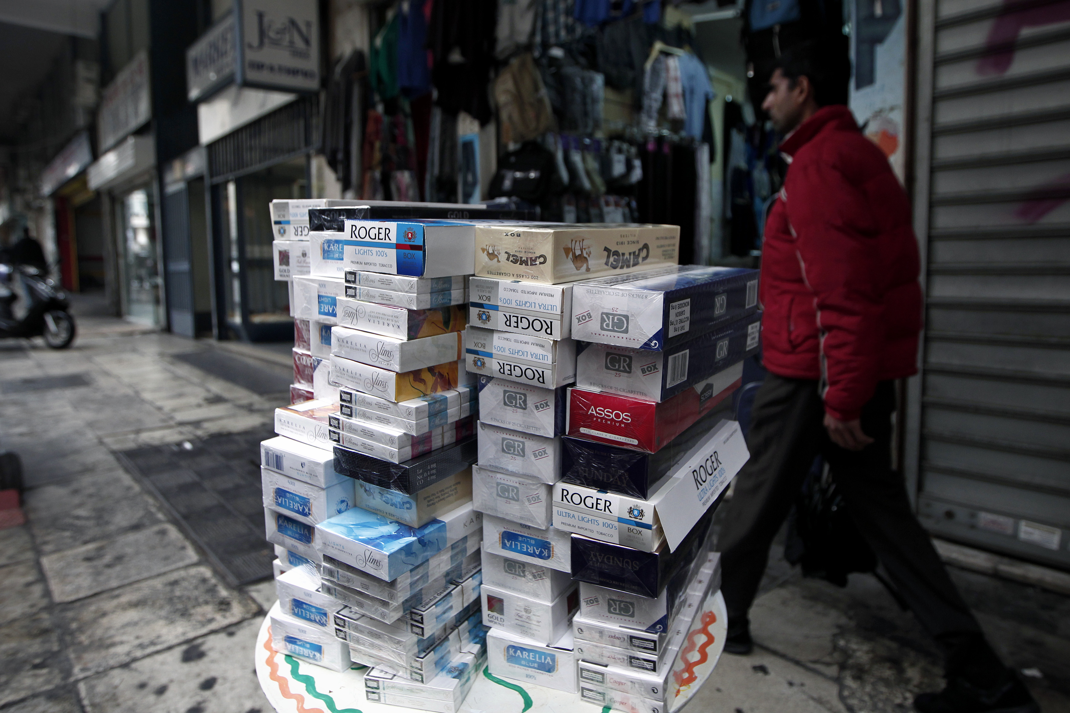 4,7 δισ. λαθραία τσιγάρα καπνίζουν ετησίως οι Ελληνες