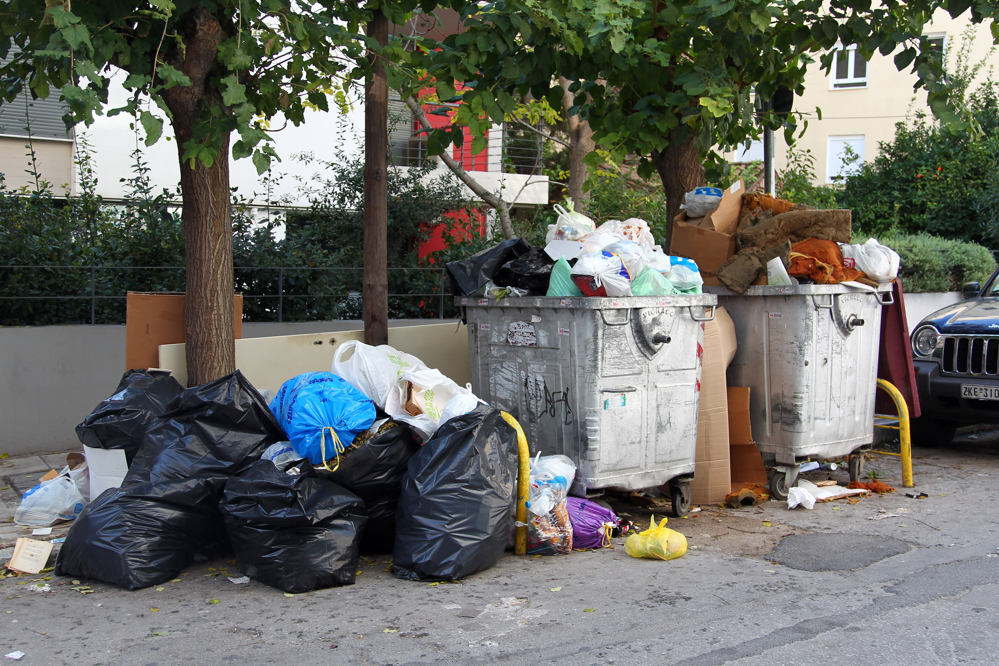 Σκουπίδια πνίγουν γειτονιές της Αθήνας