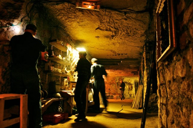 Τέχνη και ανατροπή στις παρισινές κατακόμβες