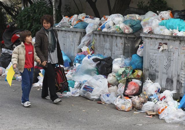 Οδηγίες στους δήμους για τα σκουπίδια έστειλε το ΥΠΕΚΑ