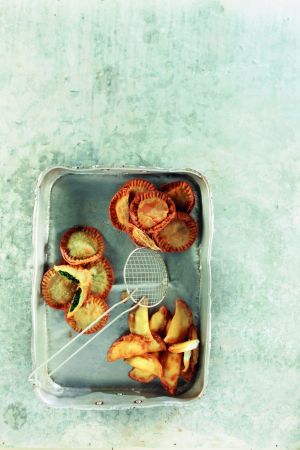 Μυζηθροπιτάκια, χορτοπιτάκια και κρεμμυδοπιτάκια