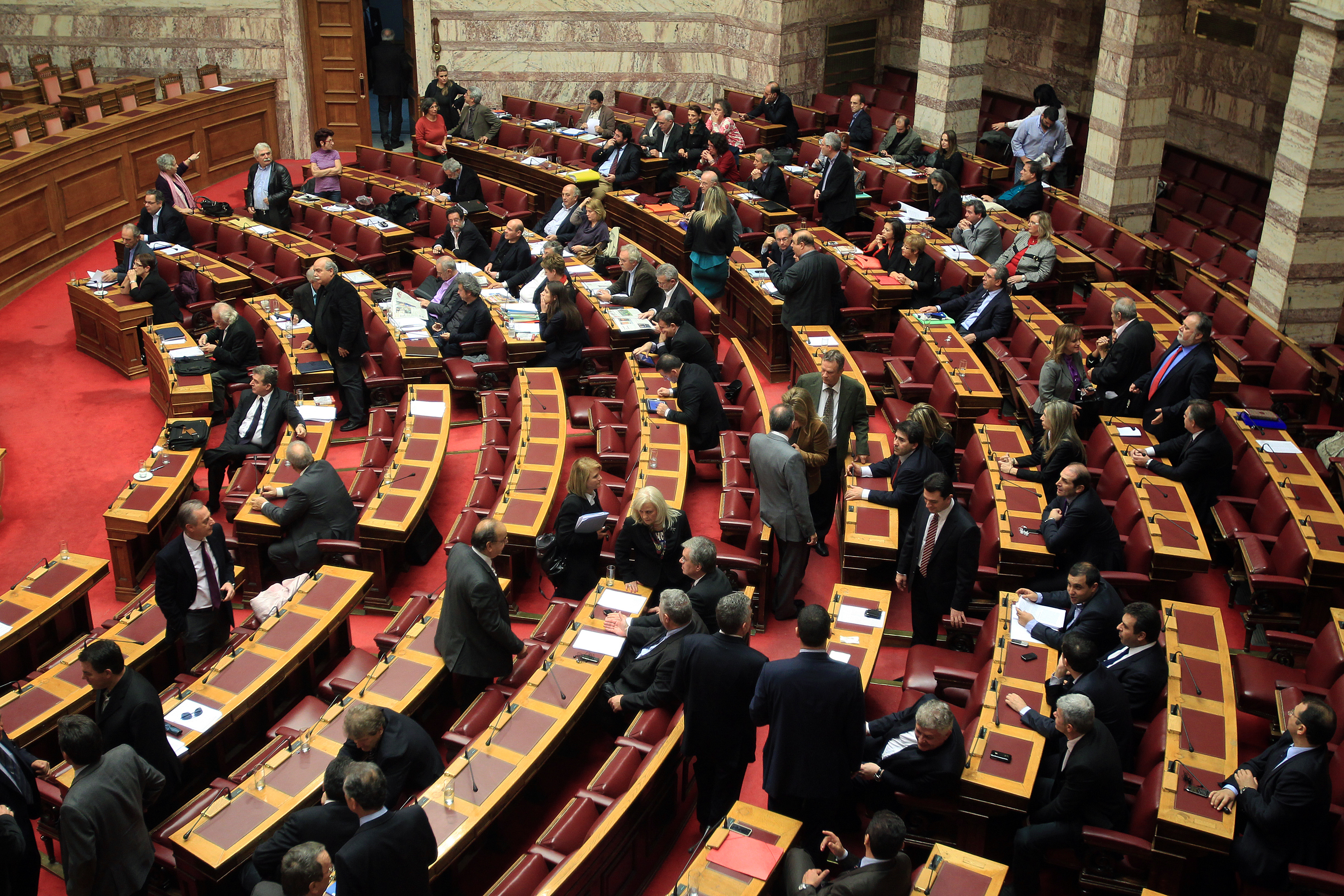 Βουλή: Εγκρίθηκαν οι περικοπές στις δαπάνες των βουλευτών