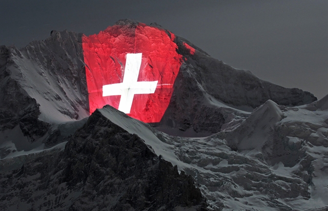 Οι ελβετικές τράπεζες «αποθαρρύνουν» τα στελέχη τους να ζουν σε γειτονικές χώρες