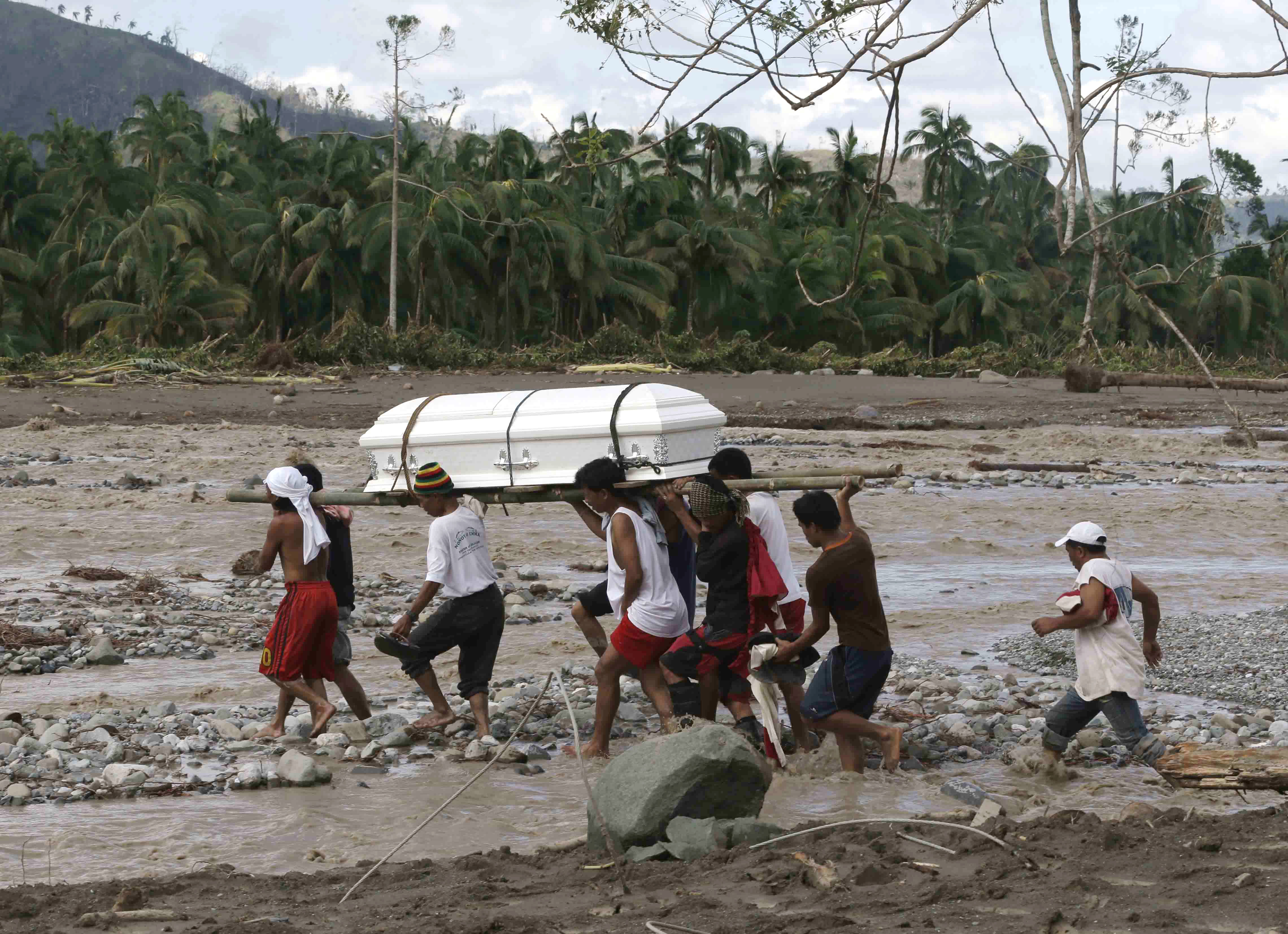 Φιλιππίνες: Θάβουν τους νεκρούς τους – εκατοντάδες δεν έχουν αναγνωριστεί