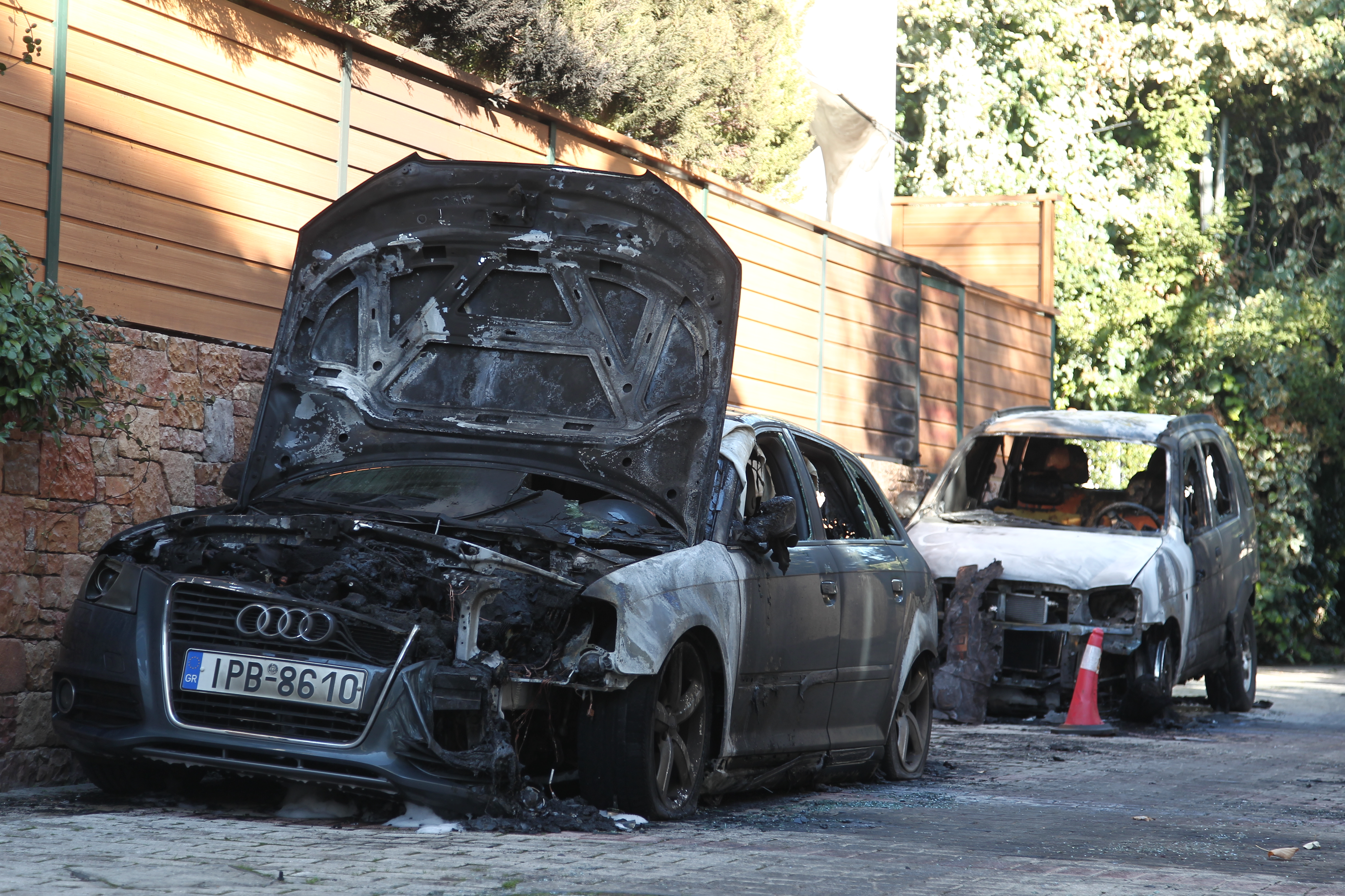 Επίθεση με γκαζάκια στο δημαρχείο Καισαριανής