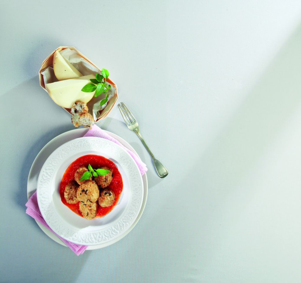 Ρυζοκροκέτες με μετσοβόνε και σάλτσα ντομάτας