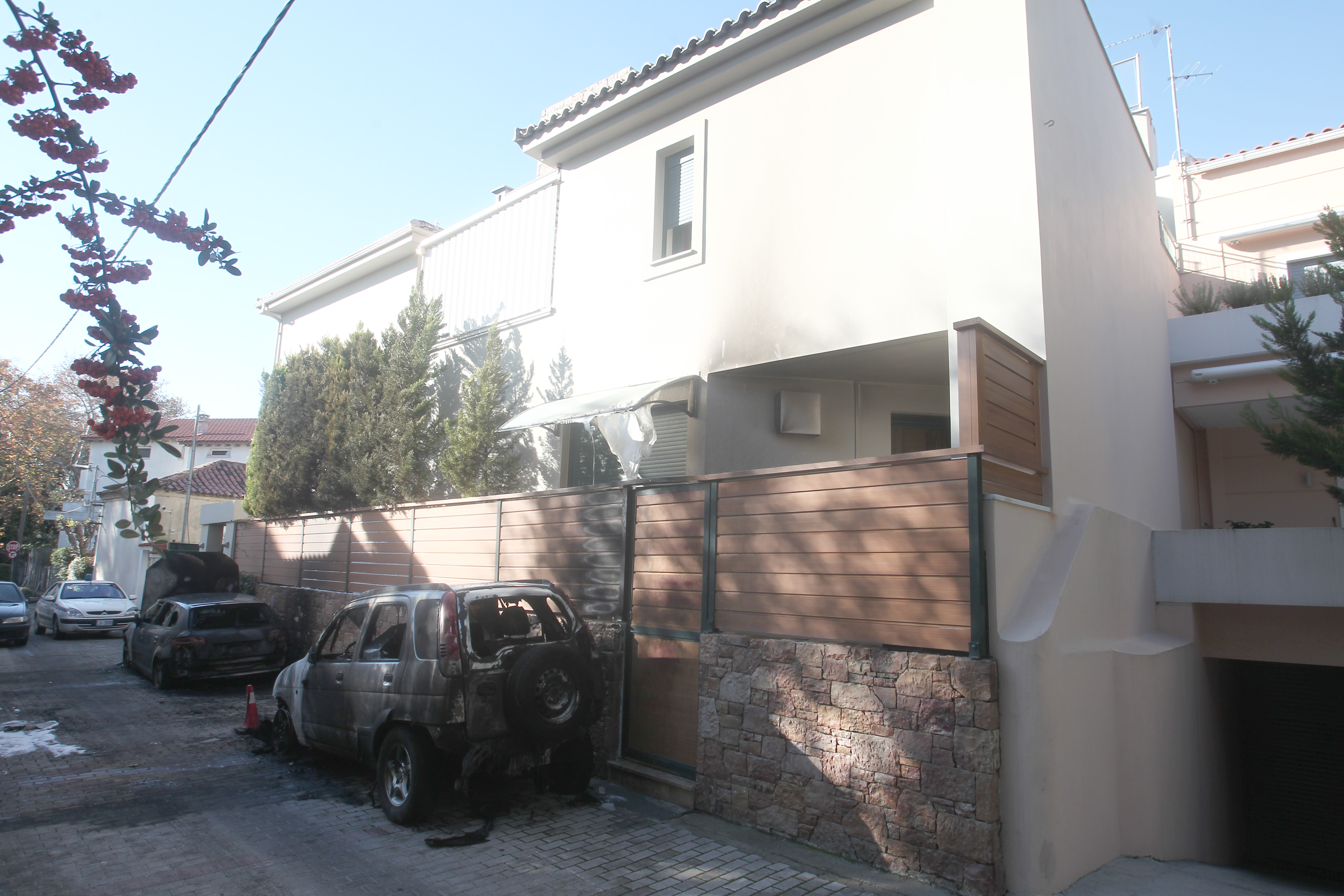 Εμπρηστική επίθεση σε αυτοκίνητα έξω από την οικία του Γ. Παπαντωνίου