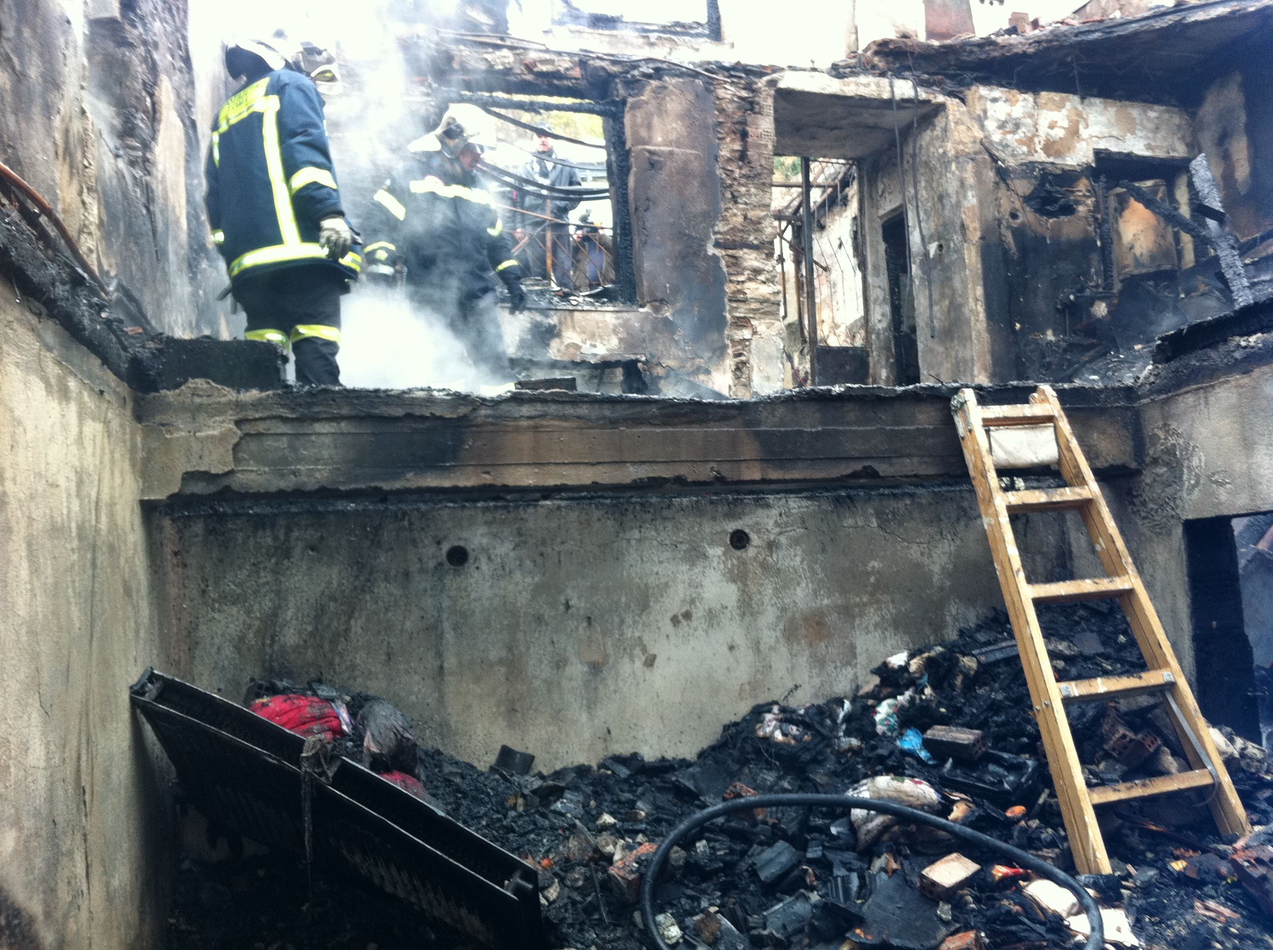 Τρείς νεκροί από φωτιά σε κατοικία στον Ωρωπό