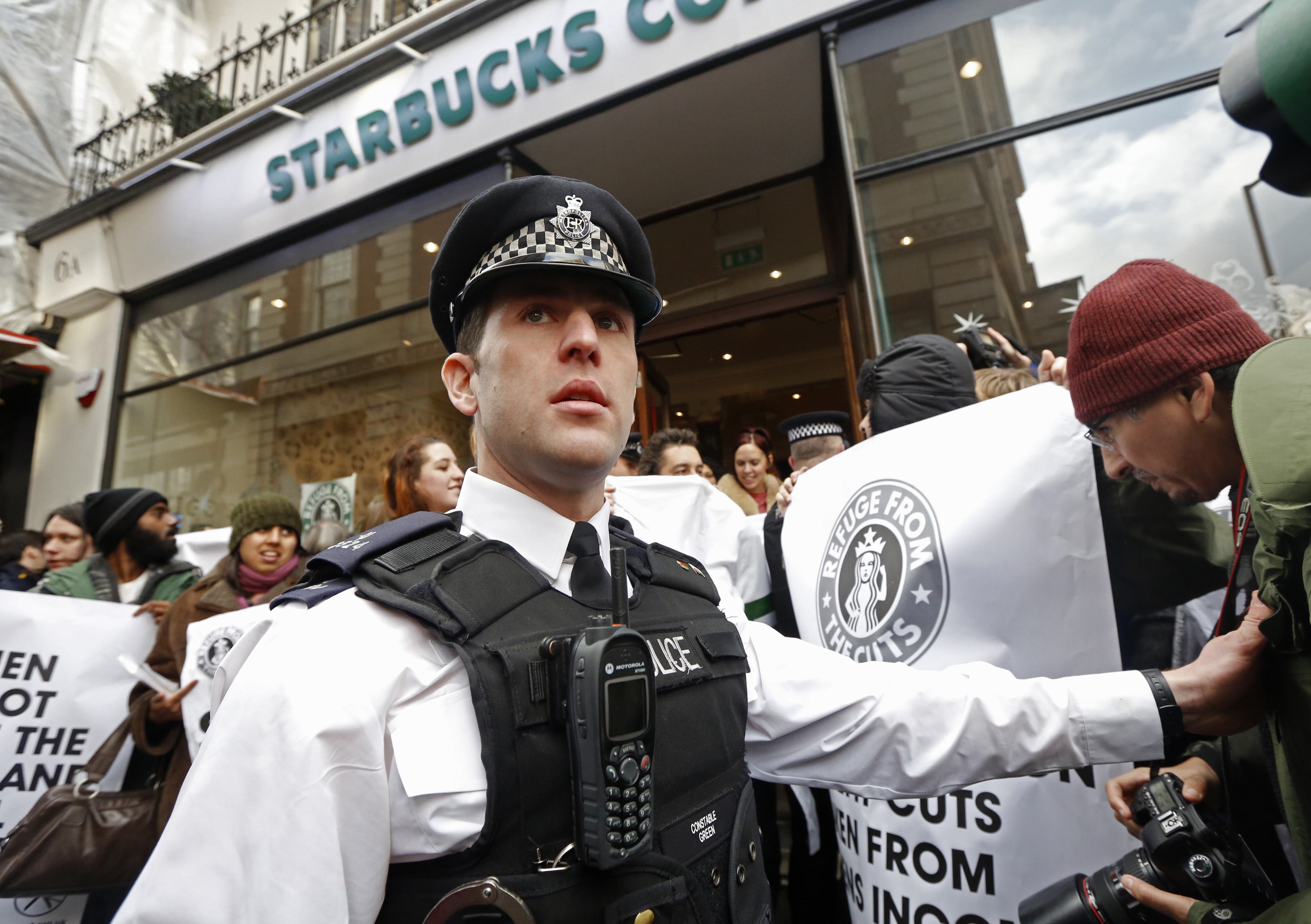 Βρετανία: Διαδηλώσεις έξω από καταστήματα της αλυσίδας Starbucks