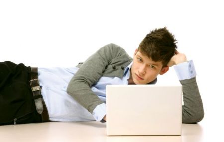 ΕΕ: Προς απαγόρευση το Facebook σε νέους κάτω των 16 ετών