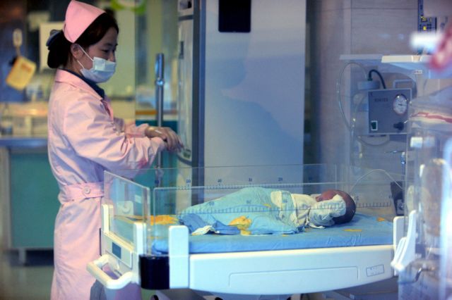 Κίνα: Μωρό γεννήθηκε τέσσερα χρόνια μετά το θάνατο των γονιών του
