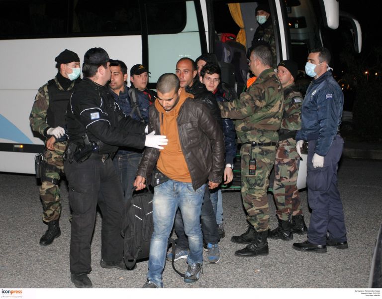 Στον ανακριτή οδηγούνται 3 συλληφθέντες για μεταφορά παράνομων μεταναστών | tovima.gr