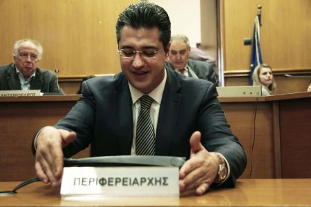 Ενταση ανάμεσα σε χρυσαυγίτες και αντιρατσιστές στην ορκωμοσία Τζιτζικώστα