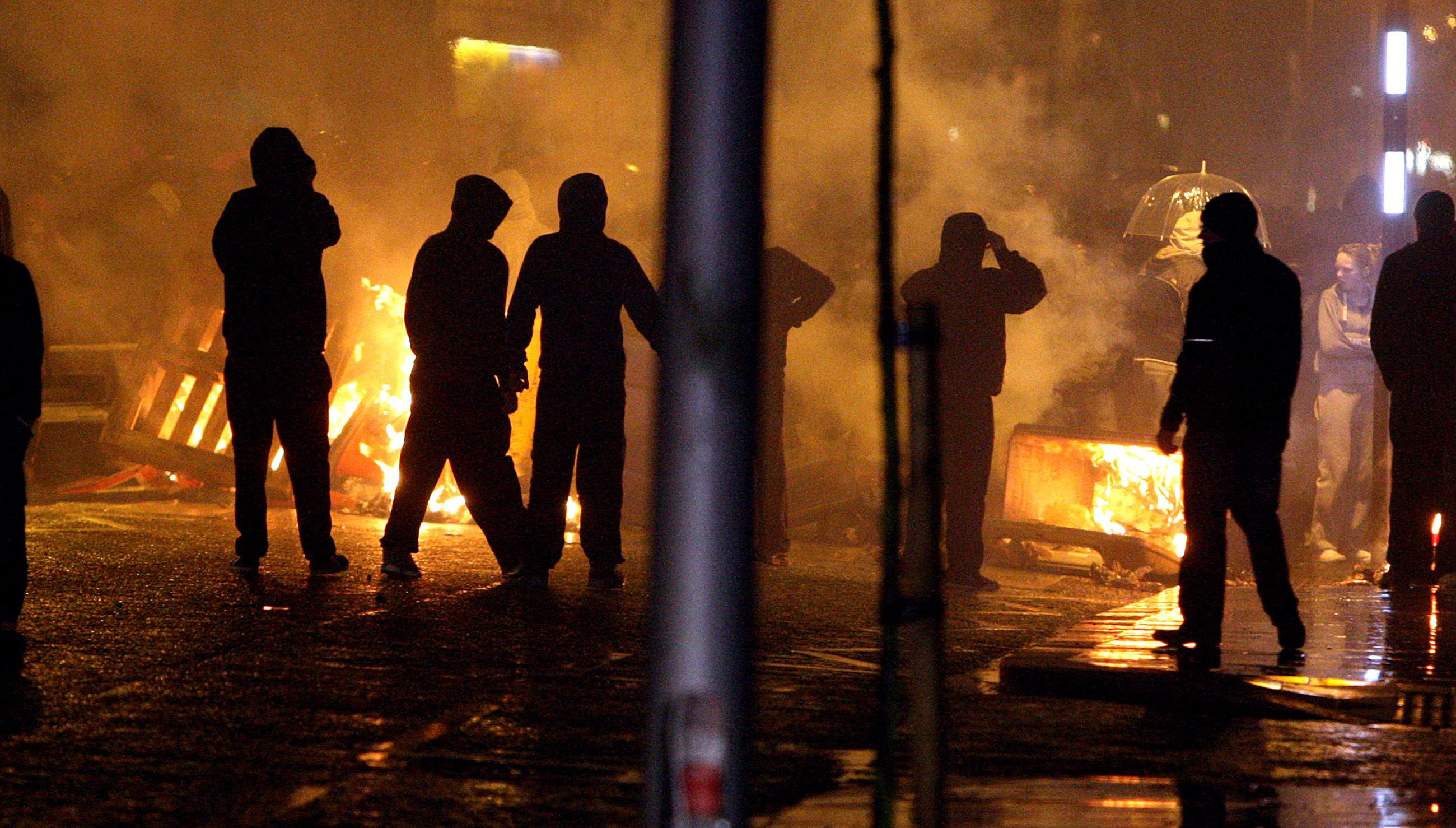 Μπέλφαστ: Για πέμπτη νύχτα συγκρούονται διαδηλωτές – αστυνομία