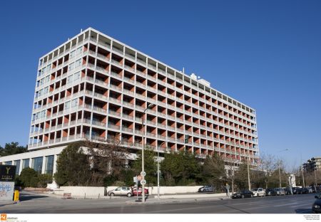 Νεαρός νεκρός στη θάλασσα μπροστά από το «Μακεδονία Παλλάς»