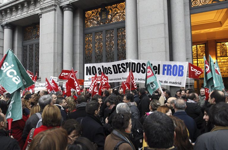 Ισπανία: Χιλιάδες διαδηλωτές για τις απολύσεις στον τραπεζικό τομέα | tovima.gr