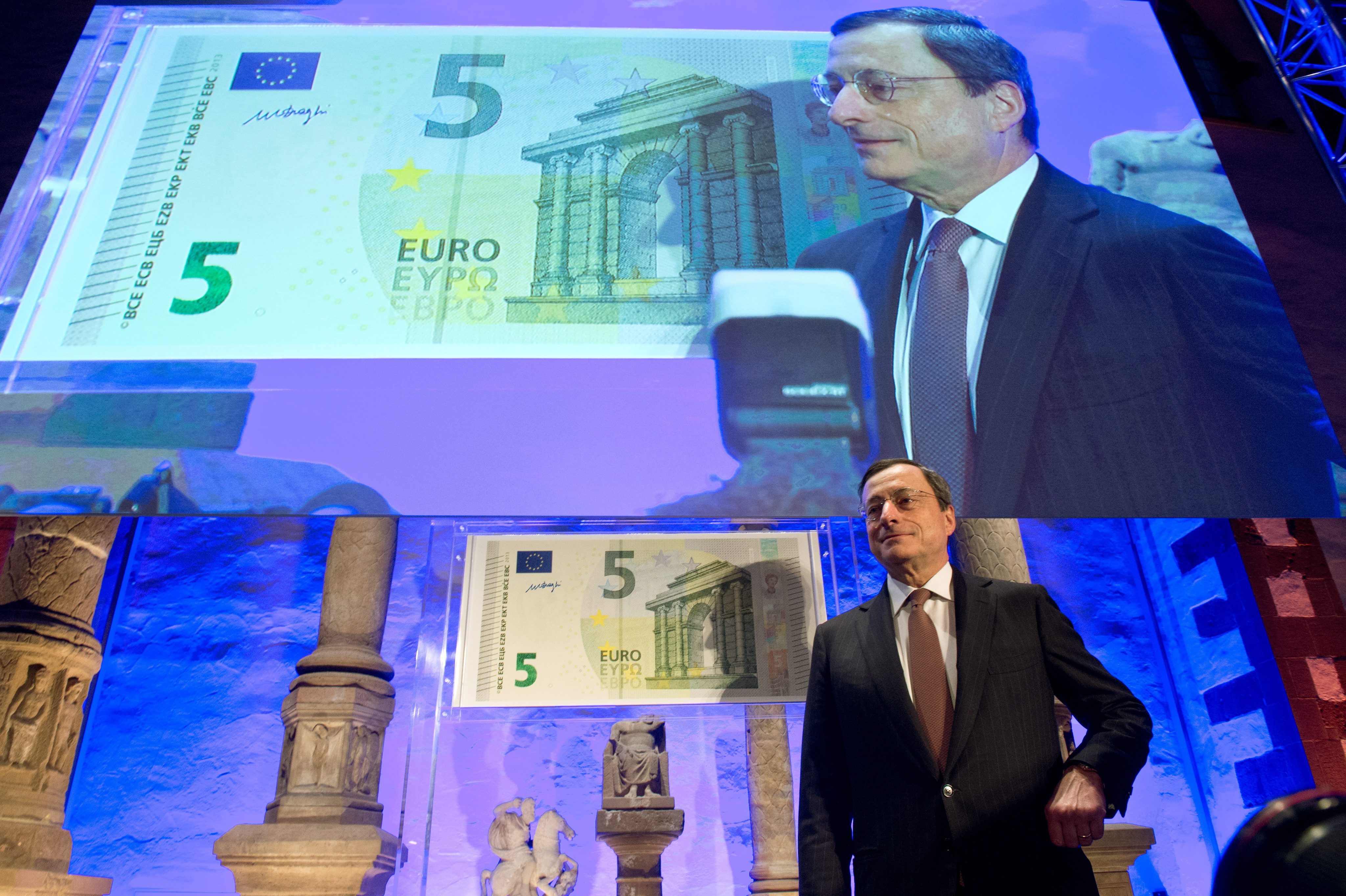 Νέο χαρτονόμισμα των 5 ευρώ κυκλοφορεί από σήμερα σε όλη την Ευρώπη