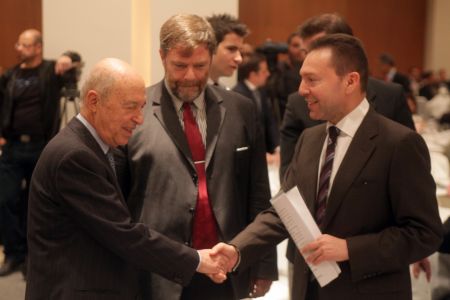 Διαψεύδεται η συνάντηση Σημίτη – Στουρνάρα