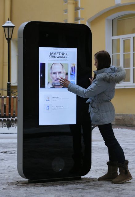 Ρωσία: Κατεδάφισαν μνημείο για τον Στιβ Τζομπς λόγω ομοφοβίας