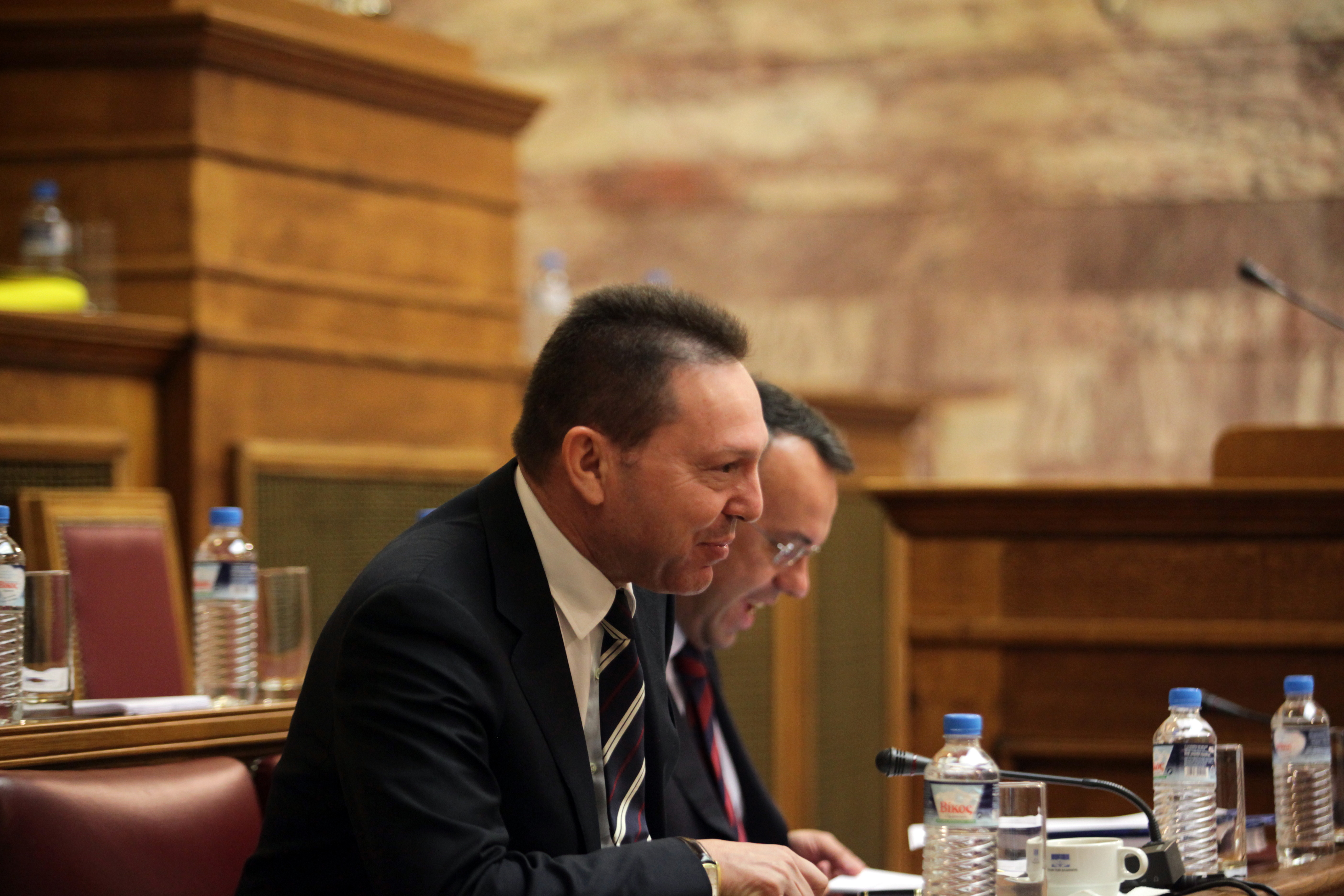 Φάκελος με σφαίρα που έχει υπογραφή «Κρητική Επανάσταση» στο γραφείο του Στουρνάρα