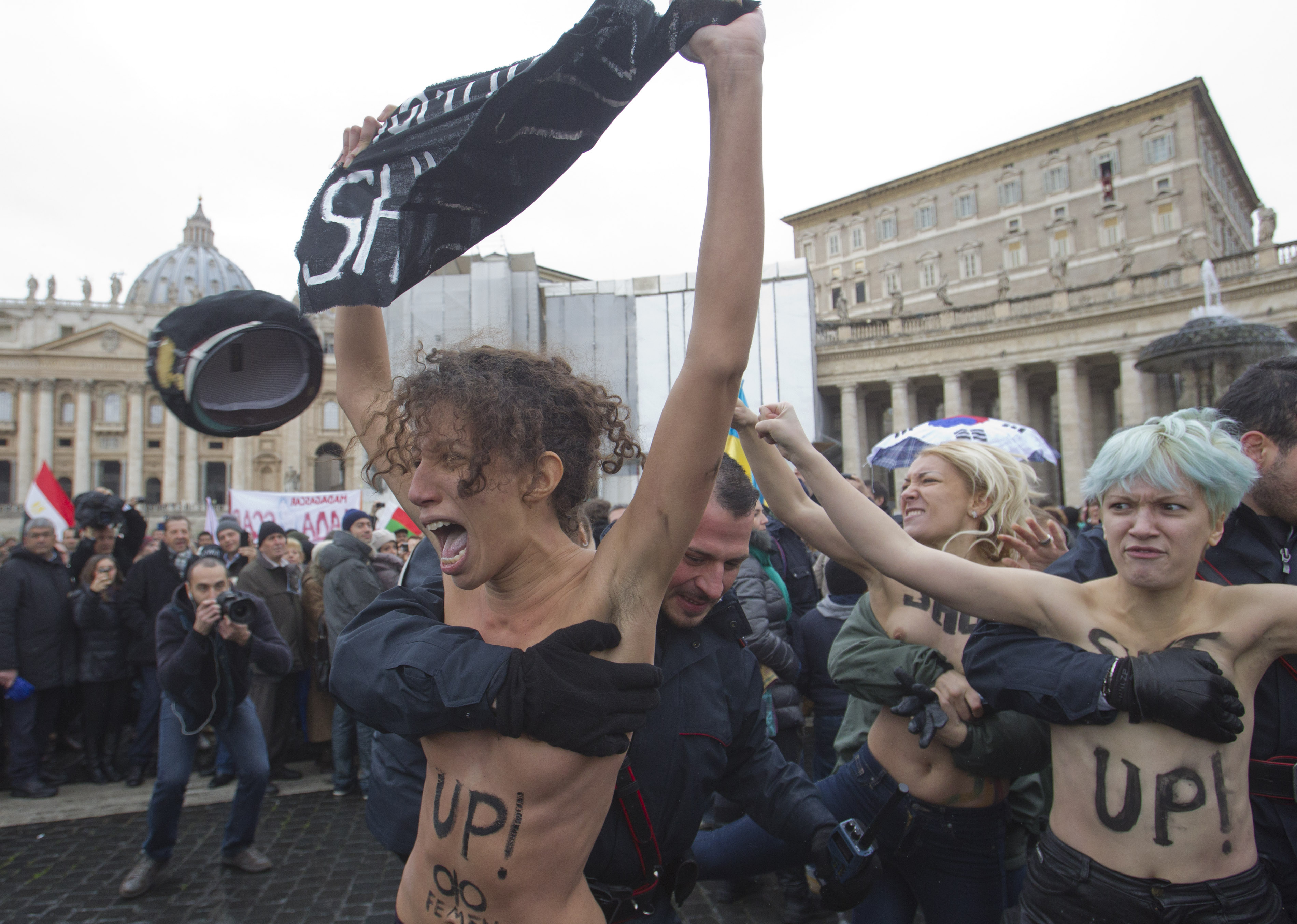 Γυμνόστηθη διαμαρτυρία στο Βατικανό υπέρ των γάμων μεταξύ ομόφυλων