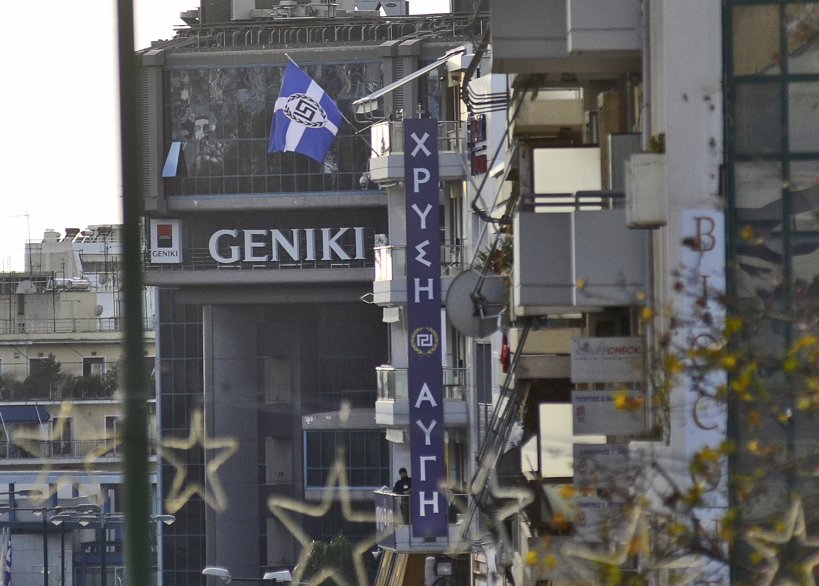 Χρυσή Αυγή: Εκανε έπαρση της δικής της ελληνικής σημαίας στα γραφεία της