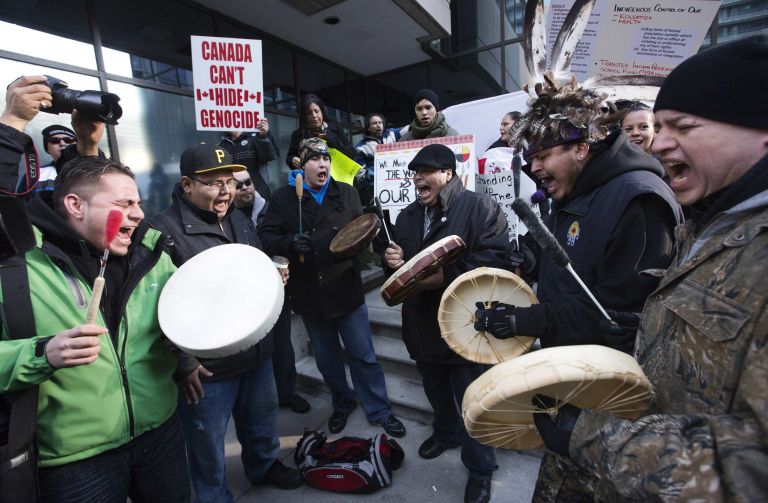 Καναδάς: Διαμαρτυρία Ινδιάνων για την καταπάτηση των δικαιωμάτων τους | tovima.gr