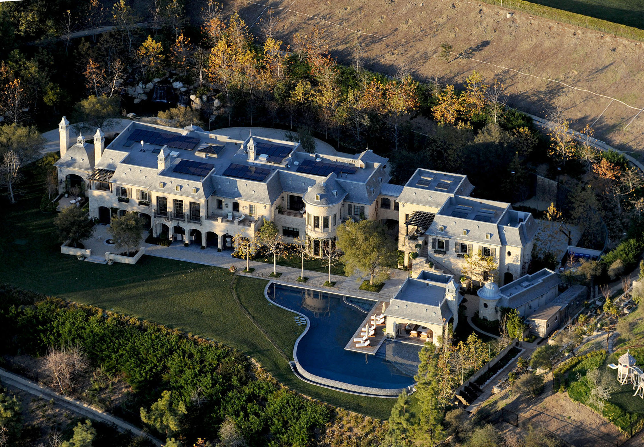 Дом в беверли хиллз. Особняк димы билана. Дома знаменитостей. Дворец волочковой на рублевке. Дом филиппа киркорова в майами.