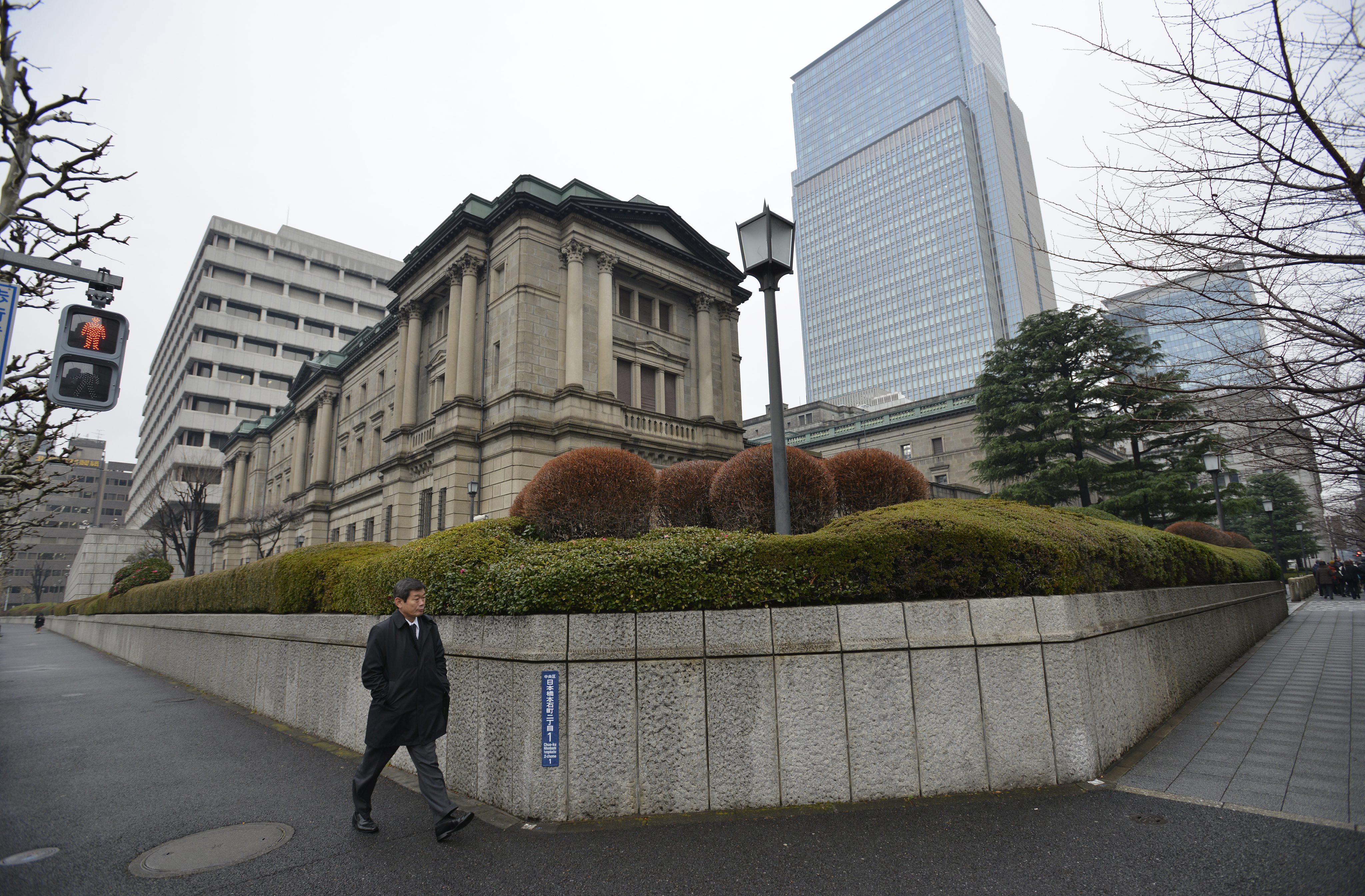 Χαλαρώνει τη νομισματική πολιτική της η Τράπεζα της Ιαπωνίας
