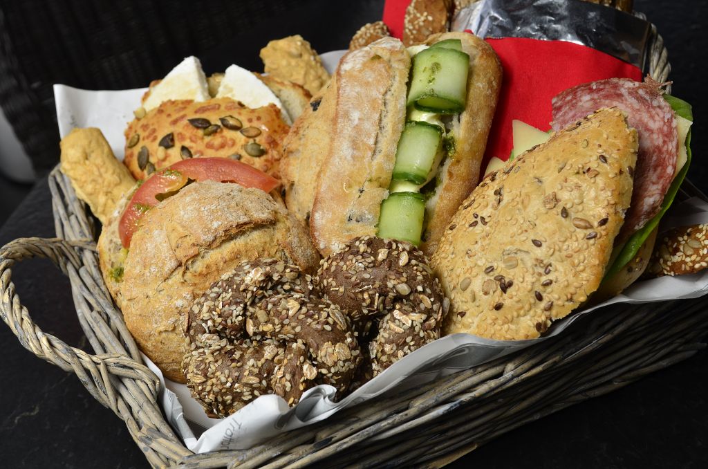 Πολυνομοσχέδιο: Τι αλλάζει σε ψωμί, βιβλία, λάδι, κρέας και τσιμέντο