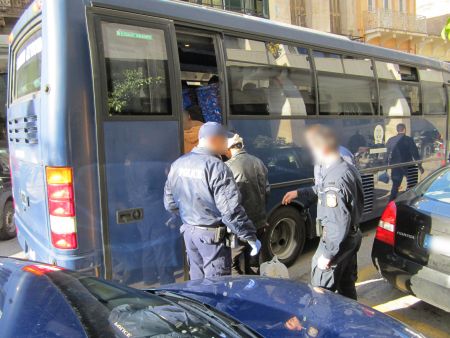 Με χειροπέδες έφθασαν στον Πειραιά 131 πρόσφυγες-κυβερνητική διάψευση