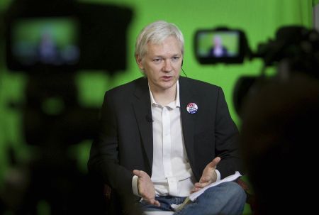 Τζούλιαν Ασάνζ: Στην ίδια βιομηχανία ανήκουν NSA και η Google