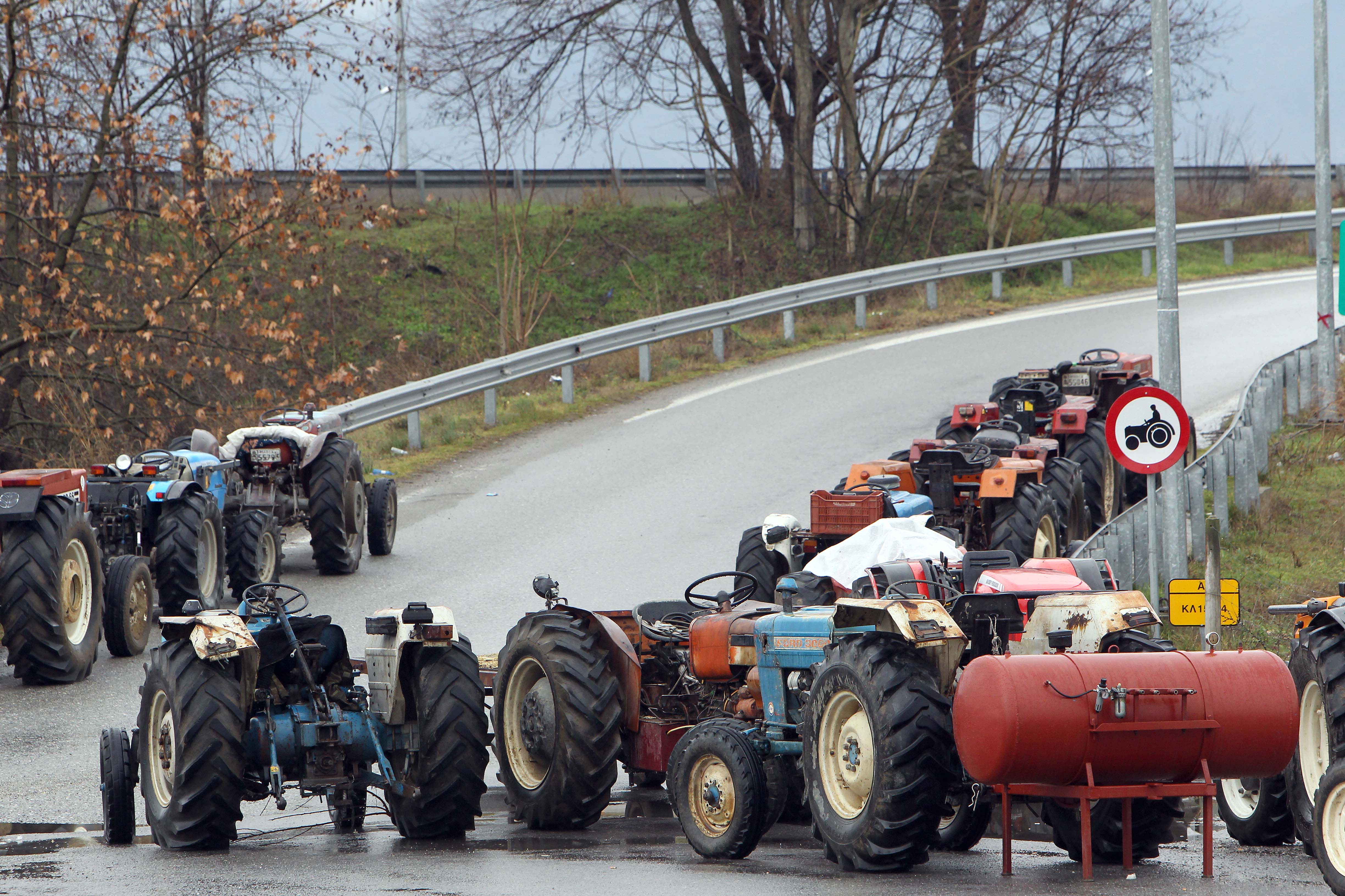 Βγάζουν τα τρακτέρ στους δρόμους οι αγρότες