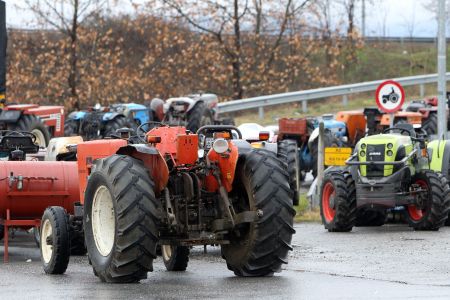 Ενισχύεται το μπλόκο αγροτών και κτηνοτρόφων στην Κουλούρα