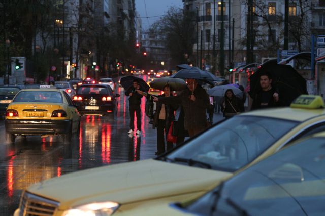 Μετ’ εμποδίων οι μετακινήσεις στους δρόμους της Αθήνας λόγω βροχής