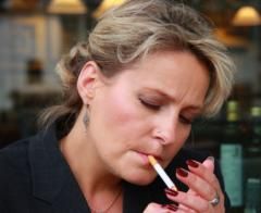 Οι καπνίστριες «φλερτάρουν» έντονα με τον καρκίνο του πνεύμονος
