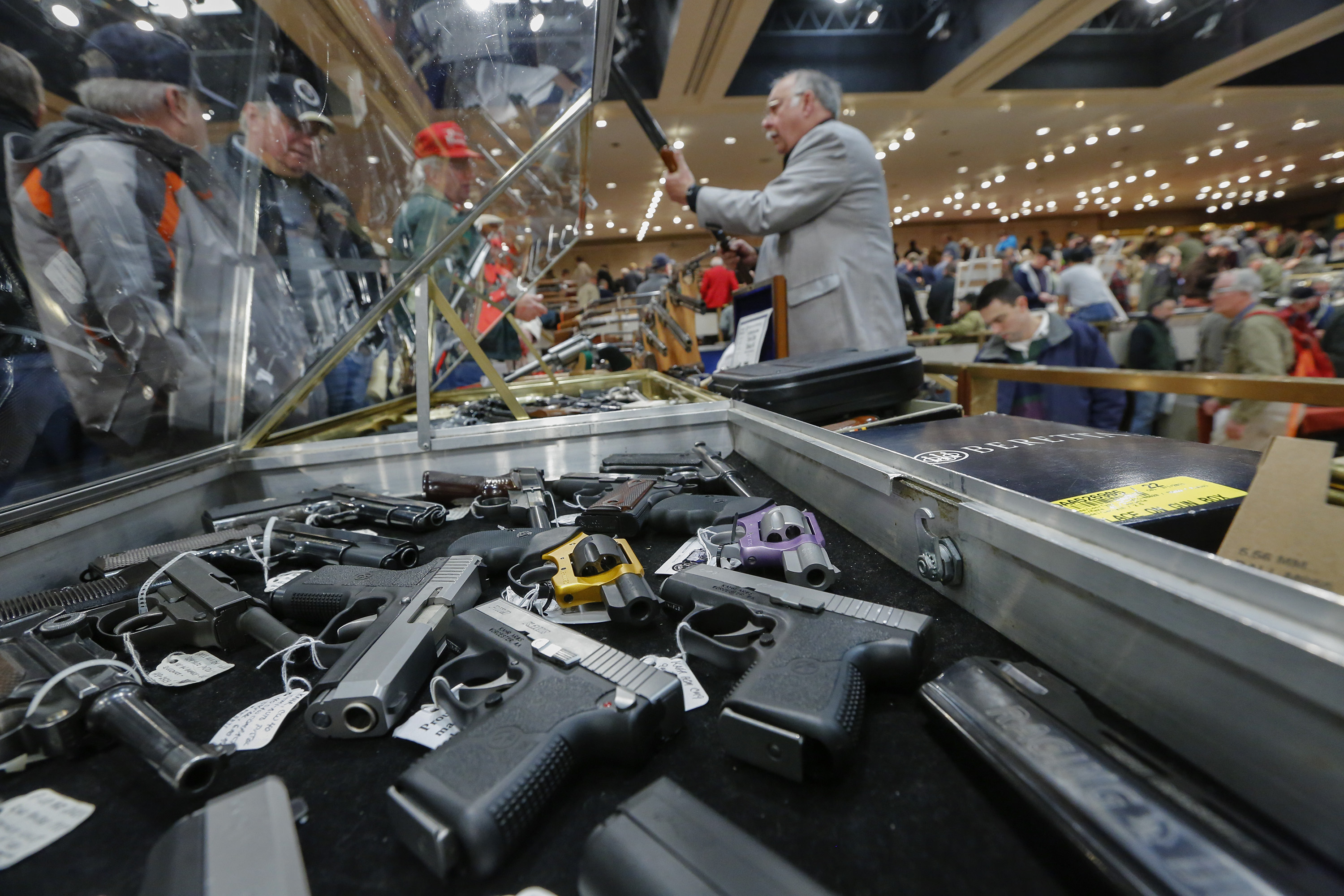 Почему продают оружие. Оружейный магазин в Техасе США. Американское оружие. Магазин оружия в Америке. Оружейный магазин в США.