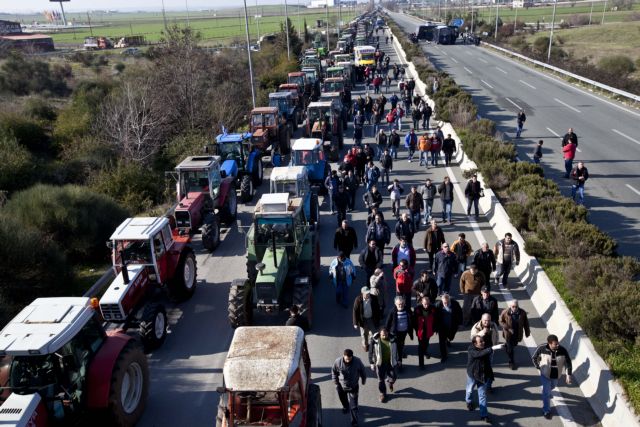 «Κλεφτοπόλεμος» αγροτών – Αστυνομίας με «έπαθλο» την ΠΑΘΕ | tovima.gr