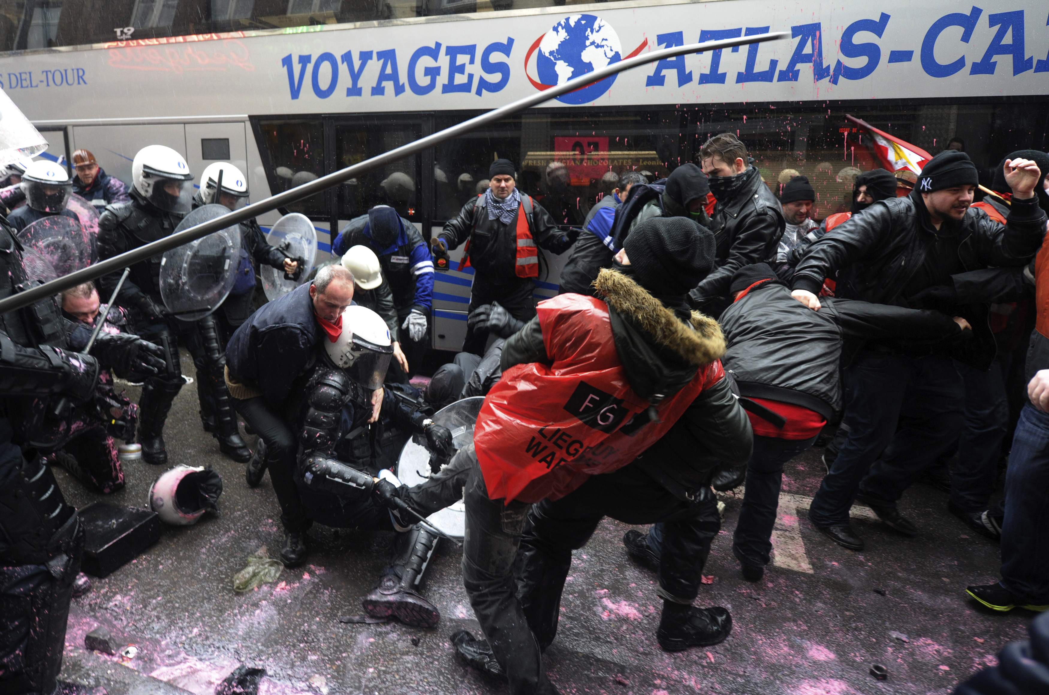 Βέλγιο: Συγκρούσεις εργαζομένων στη χαλυβουργία με την αστυνομία