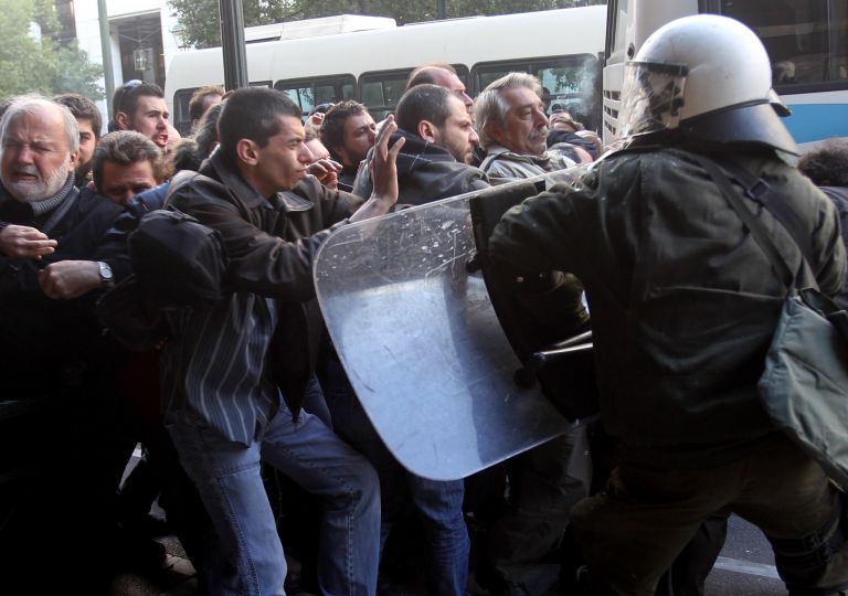 Μυρίζει μπαρούτι στο πολιτικό πεδίο μετά την εισβολή του ΠΑΜΕ στο Εργασίας και τις συλλήψεις συνδικαλιστών | tovima.gr