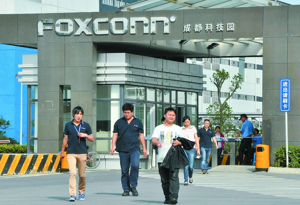 Η Foxconn αντικαθιστά 60.000 εργαζομένους με ρομπότ