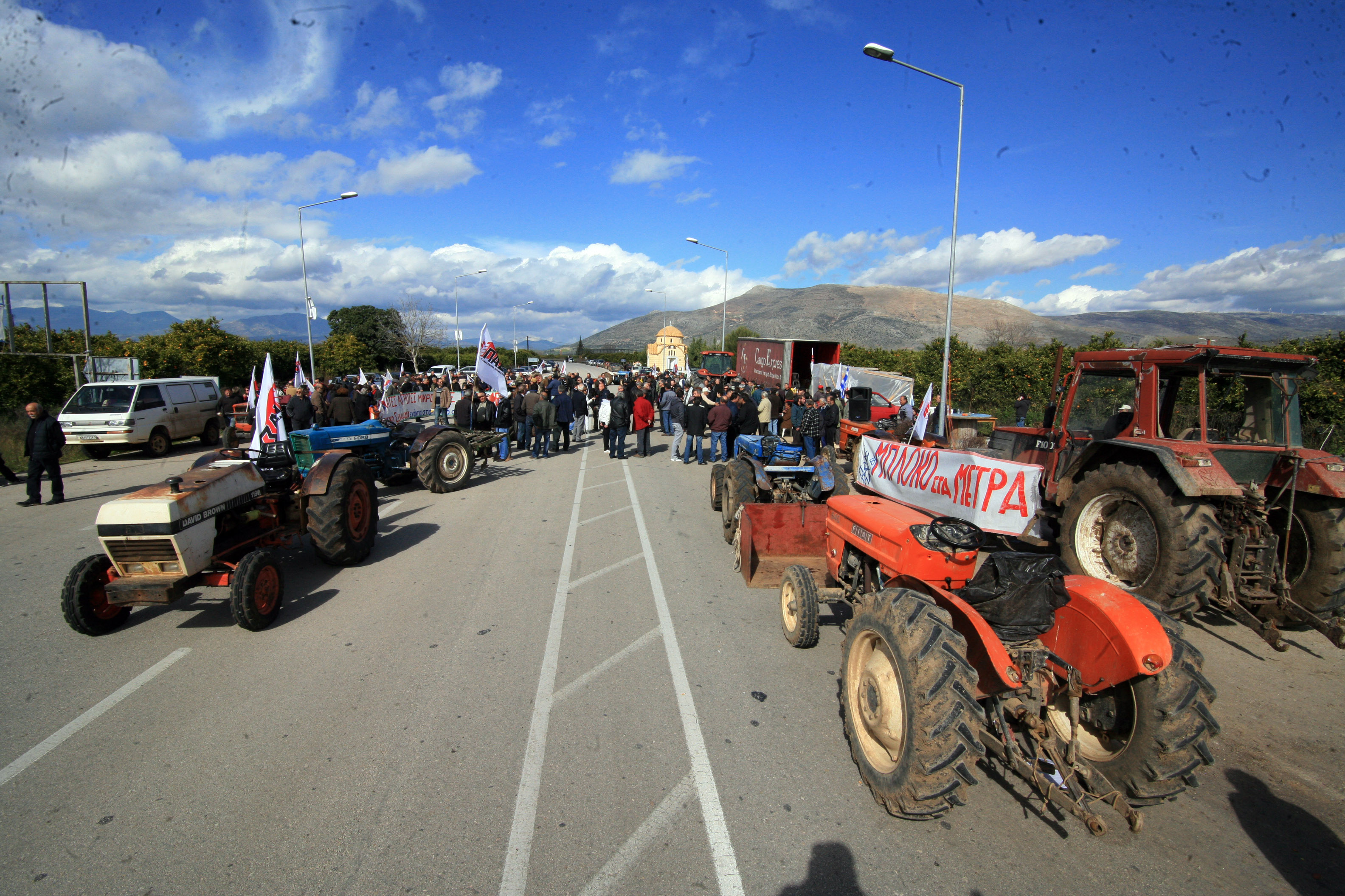 Τα 34 αγροτικά μπλόκα της Αθηνών-Θεσσαλονίκης αποφασίζουν