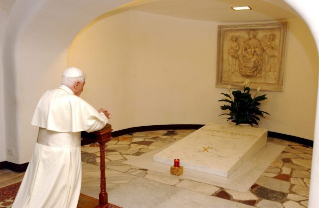 Η αμφιλεγόμενη θητεία του απερχόμενου Πάπα Βενέδικτου ΙΣτ’