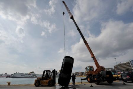 Αυτοκίνητο έπεσε στη θάλασσα στο λιμάνι του Πειραιά